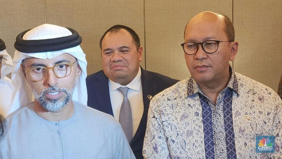 CEO Danatara, H.E. Rosan Perkasa Roeslani, dan Menteri Energi dan Infrastruktur UEA, H.E. Suhail Mohamed Al Mazrouei di acara Emirati-Indonesian Economic Strategic Dialogue (EIESD) yang diselenggarakan pada Rabu (19/11/2025) di Jakarta. (CNBC Indonesia/Tommy Patrio Sorongan)