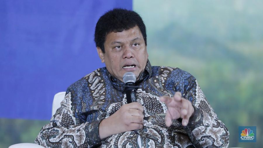 Direktur Perlindungan dan Pengelolaan Mutu Udara Kementerian Lingkungan Hidup dan Kehutanan, Edward Nixon Pakpahan memberi pemaparan dalam diskusi panel di acara Waste to Energy Investment Forum 2025 dengan tema “Economic Gains, Environmental Wins” di Gedung Menara Bank Mega, Jakarta, Rabu (19/11/2025). (CNBC Indonesia/Tri Susilo)