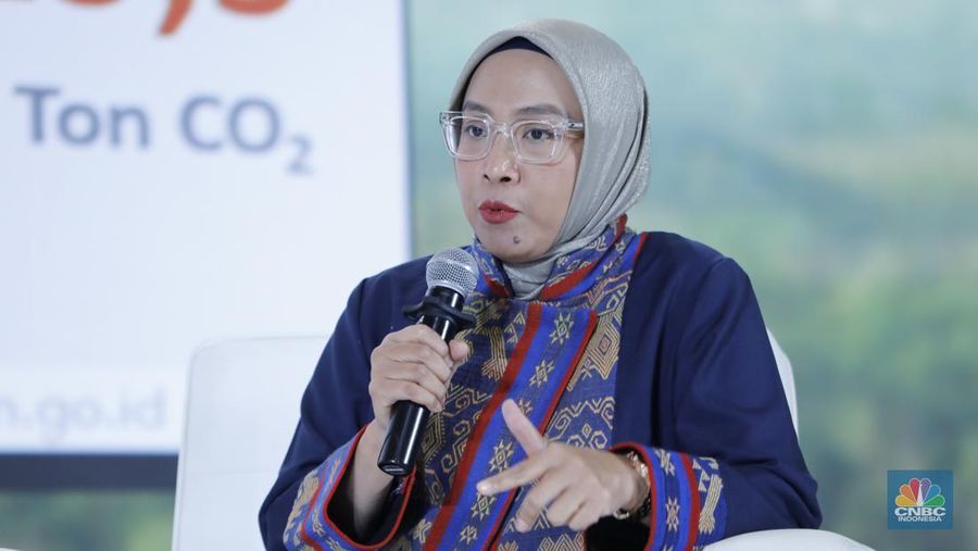Dirjen EBTKE Kementerian ESDM, Eniya Listiani memberi pemaparan dalam diskusi panel di acara Waste to Energy Investment Forum 2025 dengan tema ”Economic Gains, Environmental Wins” di Gedung Menara Bank Mega, Jakarta, Rabu (19/11/2025). (CNBC Indonesia/Tri Susilo)