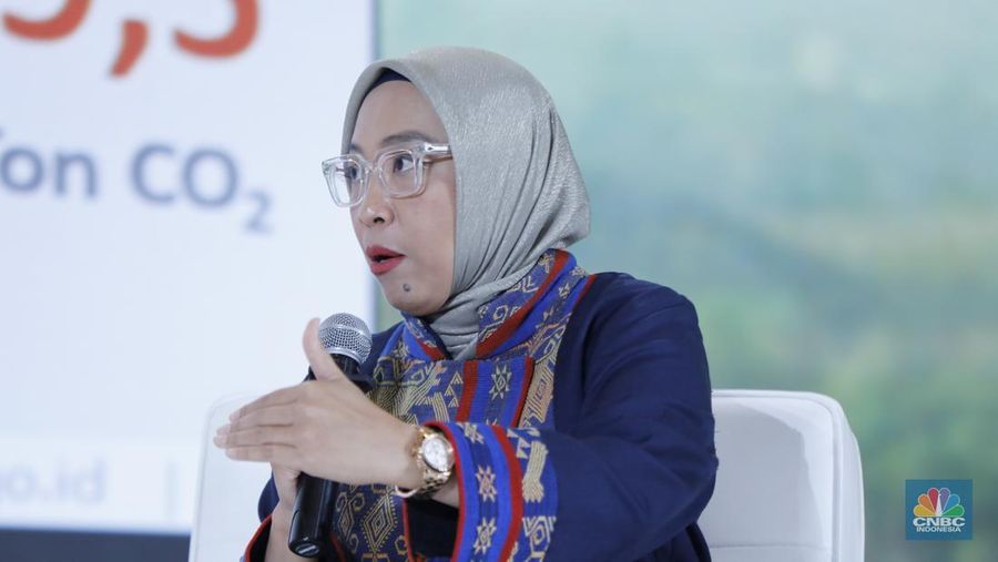 Dirjen EBTKE Kementerian ESDM, Eniya Listiani memberi pemaparan dalam diskusi panel di acara Waste to Energy Investment Forum 2025 dengan tema ”Economic Gains, Environmental Wins” di Gedung Menara Bank Mega, Jakarta, Rabu (19/11/2025). (CNBC Indonesia/Tri Susilo)