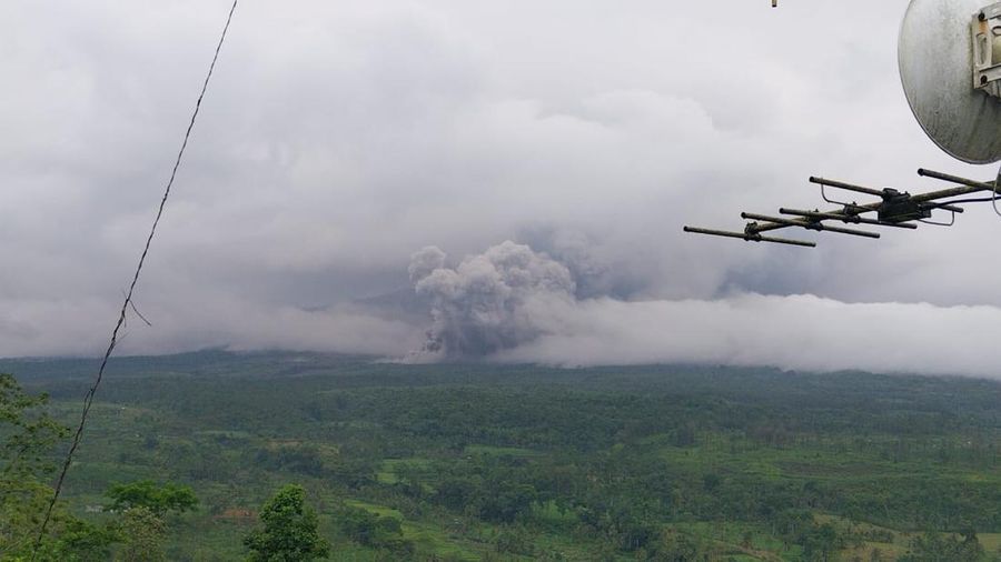 Erupsi Gunung Semeru, Jawa Timur, Rabu (19/11/2025). (Dok. Tim Kerja Gunung Api, Badan Geologi via Magma.esdm)
