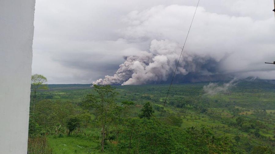 Erupsi Gunung Semeru, Jawa Timur, Rabu (19/11/2025). (Dok. Tim Kerja Gunung Api, Badan Geologi via Magma.esdm)