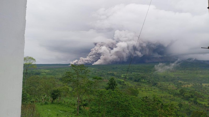 Erupsi Gunung Semeru, Jawa Timur, Rabu (19/11/2025). (Dok. Tim Kerja Gunung Api, Badan Geologi via Magma.esdm)