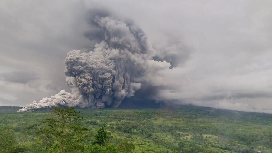 Erupsi Gunung Semeru, Jawa Timur, Rabu (19/11/2025). (Dok. Tim Kerja Gunung Api, Badan Geologi via Magma.esdm)