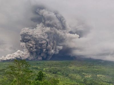 Semeru Erupsi Muntahkan Abu 2.000 Meter ke Langit, Awas Awan Panas!