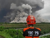 Gunung Semeru Erupsi-Status Awas, BNPB Sudah Evakuasi 300 Warga