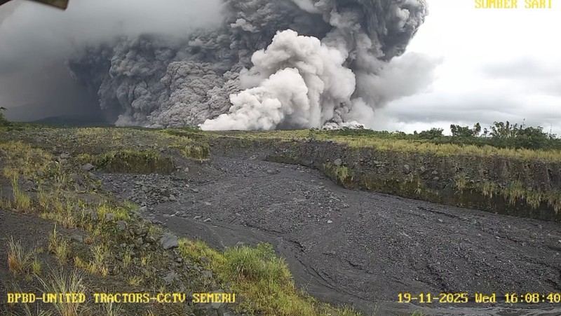 Erupsi Gunung Semeru, Jawa Timur, Rabu (19/11/2025). (Dok. Tim Kerja Gunung Api, Badan Geologi via Magma.esdm)