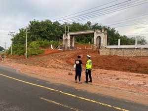 Warga Keluhkan Pembangunan Rumah Dinas Bupati Mura Sebabkan Jalan Licin