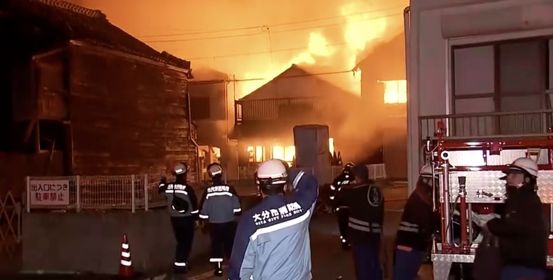 Kebakaran besar melanda kawasan permukiman di Oita, Jepang Selatan. (Reuters TV)