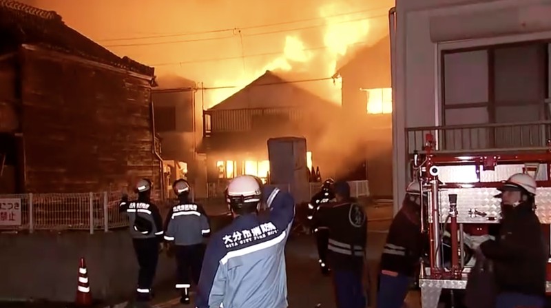 Kebakaran besar melanda kawasan permukiman di Oita, Jepang Selatan. (Reuters TV)