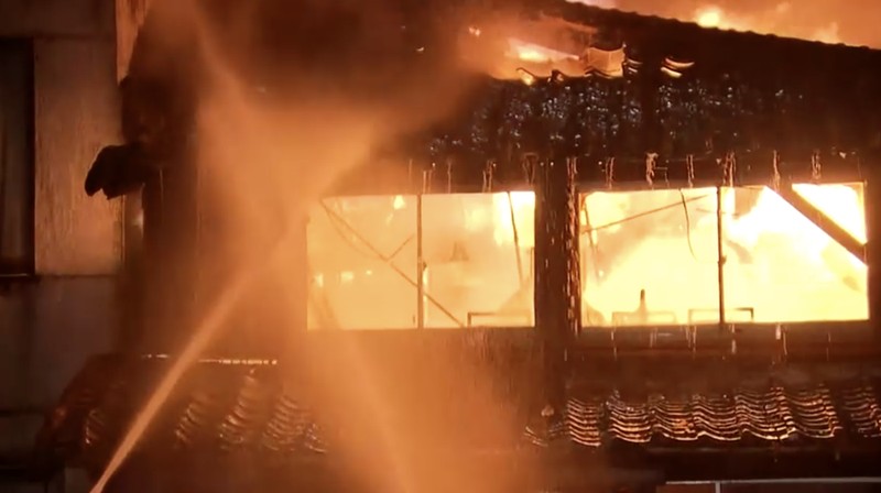 Kebakaran besar melanda kawasan permukiman di Oita, Jepang Selatan. (Reuters TV)