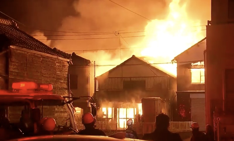 Kebakaran besar melanda kawasan permukiman di Oita, Jepang Selatan. (Reuters TV)