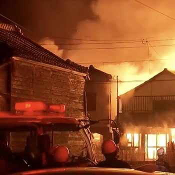 Jepang Genting! 115 Rumah Terbakar Bersama, Api Merambat ke Gunung