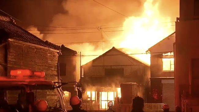 Jepang Genting! 115 Rumah Terbakar Bersama, Api Merambat ke Gunung