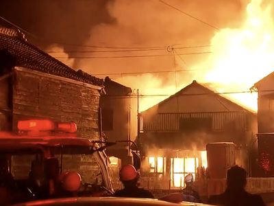 Jepang Genting! 115 Rumah Terbakar Bersama, Api Merambat ke Gunung