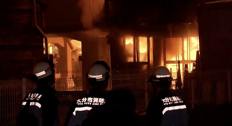 Kebakaran besar melanda kawasan permukiman di Oita, Jepang Selatan. (Reuters TV)