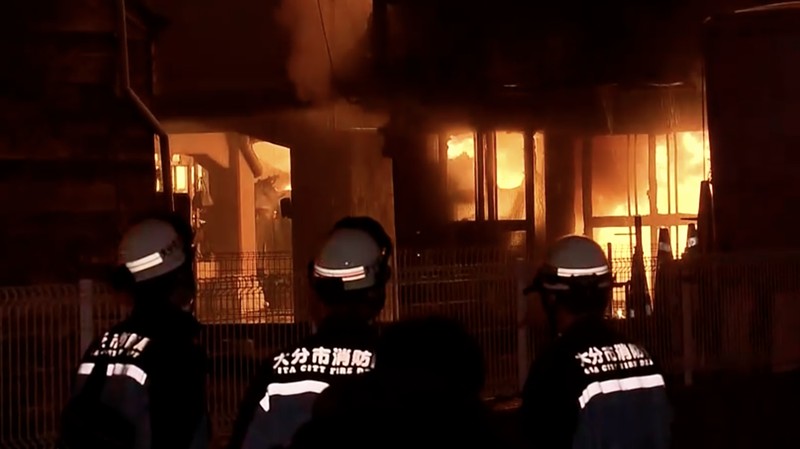 Kebakaran besar melanda kawasan permukiman di Oita, Jepang Selatan. (Reuters TV)