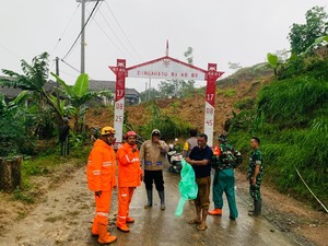 Longsor di Ponorogo Timbun Rumah dan 7 Kendaraan