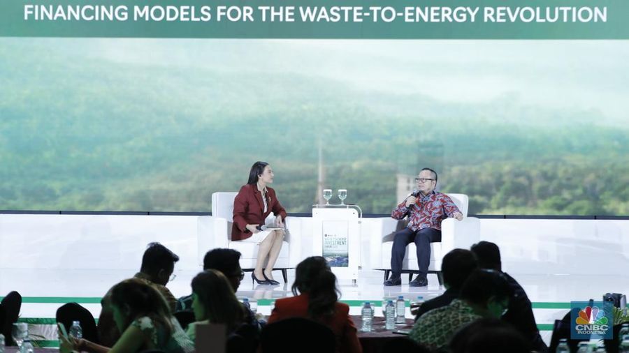 Managing Director Investment Danantara, Stefanus Ade Hadiwidjaja memberi pemaparan dalam diskusi 1 on 1 di acara Waste to Energy Investment Forum 2025 dengan tema ”Financing Models for the Waste-to-Energy Revolution” di Gedung Menara Bank Mega, Jakarta, Rabu (19/11/2025). (CNBC Indonesia/Tri Susilo)