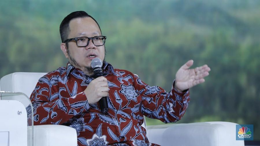 Managing Director Investment Danantara, Stefanus Ade Hadiwidjaja memberi pemaparan dalam diskusi 1 on 1 di acara Waste to Energy Investment Forum 2025 dengan tema ”Financing Models for the Waste-to-Energy Revolution” di Gedung Menara Bank Mega, Jakarta, Rabu (19/11/2025). (CNBC Indonesia/Tri Susilo)