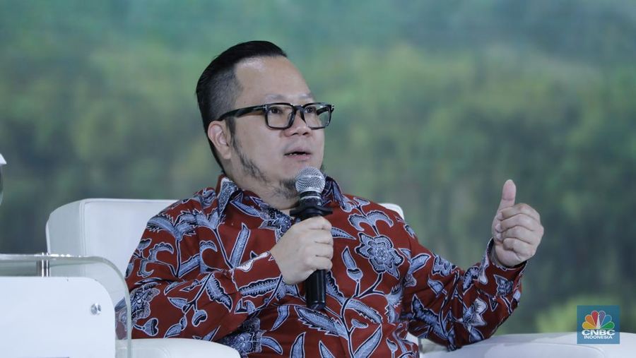 Managing Director Investment Danantara, Stefanus Ade Hadiwidjaja memberi pemaparan dalam diskusi 1 on 1 di acara Waste to Energy Investment Forum 2025 dengan tema ”Financing Models for the Waste-to-Energy Revolution” di Gedung Menara Bank Mega, Jakarta, Rabu (19/11/2025). (CNBC Indonesia/Tri Susilo)