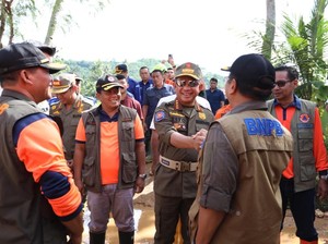 Video: Mendagri Tito Karnavian Tinjau Lokasi Longsor Cilacap