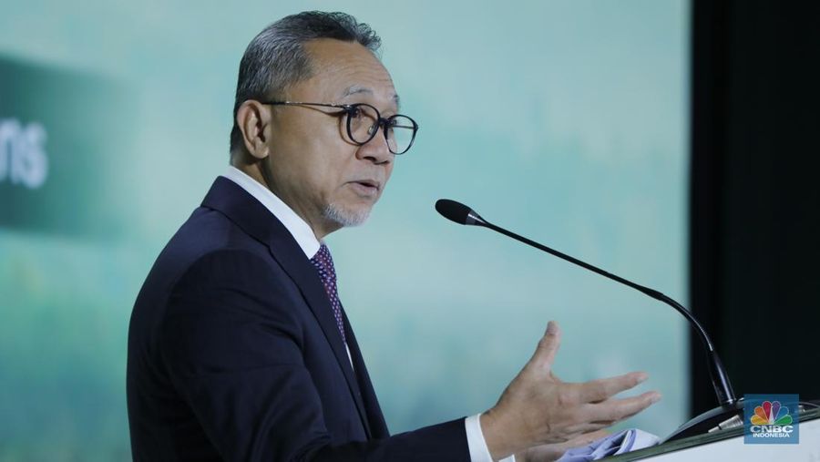 Menteri Koordinator Bidang Pangan Indonesia, Zulkifli Hasan memberi sambutan acara Waste to Energy Investment Forum 2025 dengan tema “Economic Gains, Environmental Wins” di Gedung Menara Bank Mega, Jakarta, (19/11/2025). (CNBC Indonesia/Tri Susilo)
