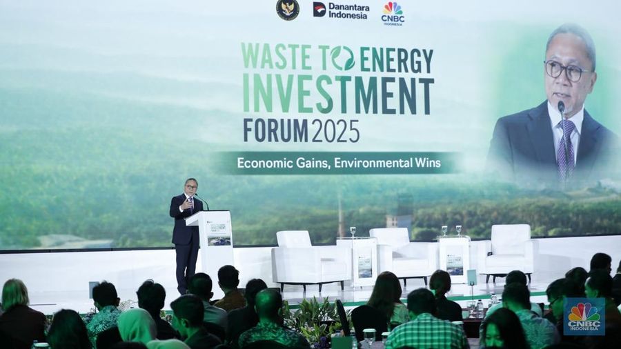 Menteri Koordinator Bidang Pangan Indonesia, Zulkifli Hasan memberi sambutan acara Waste to Energy Investment Forum 2025 dengan tema “Economic Gains, Environmental Wins” di Gedung Menara Bank Mega, Jakarta, (19/11/2025). (CNBC Indonesia/Tri Susilo)