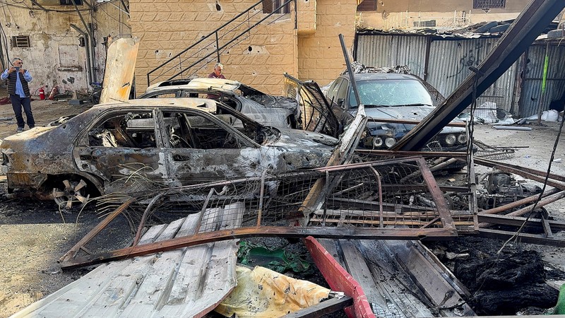 Masyarakat dan paramedis berkumpul di lokasi serangan Israel yang menewaskan beberapa orang kemarin malam, menurut Kementerian Kesehatan Lebanon, di dalam kamp pengungsi Palestina Ain al-Hilweh di kota selatan Sidon, Lebanon, 19 November 2025. (REUTERS/Ali Hankir)