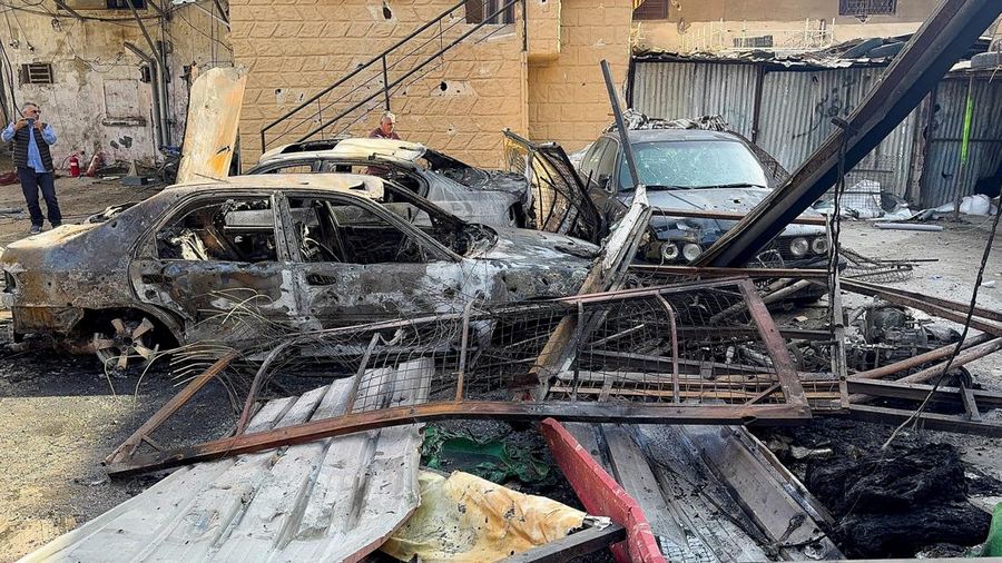 Masyarakat dan paramedis berkumpul di lokasi serangan Israel yang menewaskan beberapa orang kemarin malam, menurut Kementerian Kesehatan Lebanon, di dalam kamp pengungsi Palestina Ain al-Hilweh di kota selatan Sidon, Lebanon, 19 November 2025. (REUTERS/Ali Hankir)