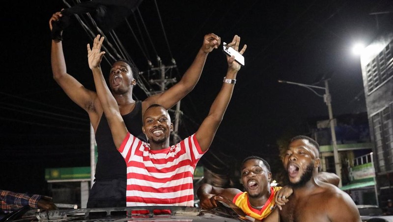 Para penggemar bereaksi setelah kemenangan Haiti atas Nikaragua selama kualifikasi Piala Dunia 2026, di Port-au-Prince, Haiti, 18 November 2025. (REUTERS/Egeder Pq Fildor)