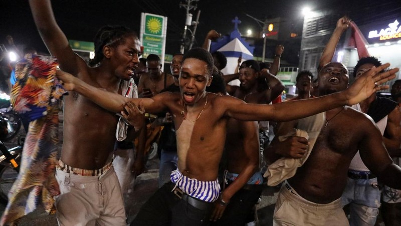 Para penggemar bereaksi setelah kemenangan Haiti atas Nikaragua selama kualifikasi Piala Dunia 2026, di Port-au-Prince, Haiti, 18 November 2025. (REUTERS/Egeder Pq Fildor)