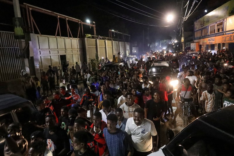 Para penggemar bereaksi setelah kemenangan Haiti atas Nikaragua selama kualifikasi Piala Dunia 2026, di Port-au-Prince, Haiti, 18 November 2025. (REUTERS/Egeder Pq Fildor)