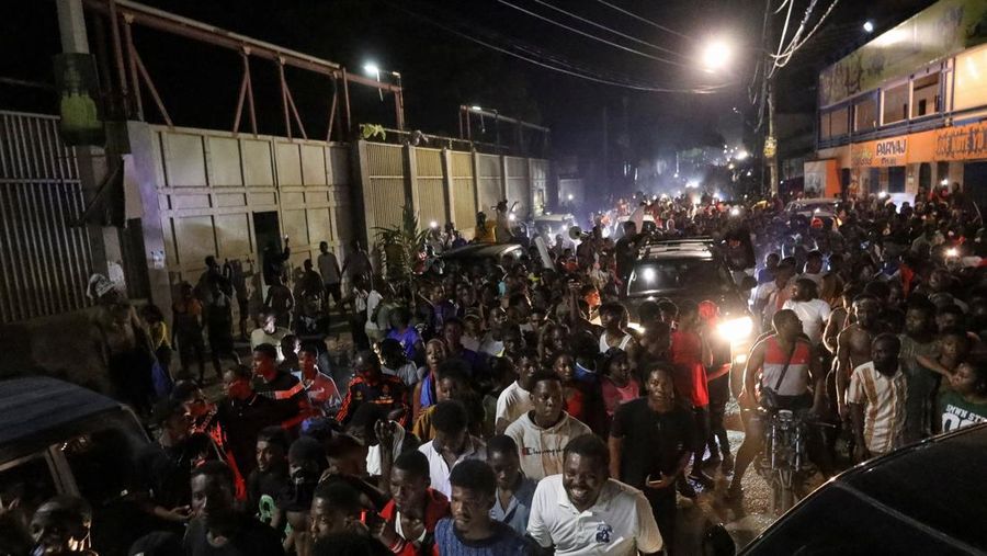 Para penggemar bereaksi setelah kemenangan Haiti atas Nikaragua selama kualifikasi Piala Dunia 2026, di Port-au-Prince, Haiti, 18 November 2025. (REUTERS/Egeder Pq Fildor)