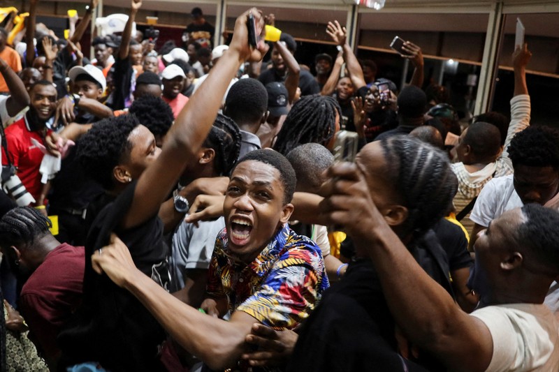 Para penggemar bereaksi setelah kemenangan Haiti atas Nikaragua selama kualifikasi Piala Dunia 2026, di Port-au-Prince, Haiti, 18 November 2025. (REUTERS/Egeder Pq Fildor)