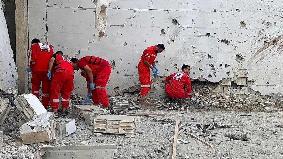 Masyarakat dan paramedis berkumpul di lokasi serangan Israel yang menewaskan beberapa orang kemarin malam, menurut Kementerian Kesehatan Lebanon, di dalam kamp pengungsi Palestina Ain al-Hilweh di kota selatan Sidon, Lebanon, 19 November 2025. (REUTERS/Ali Hankir)