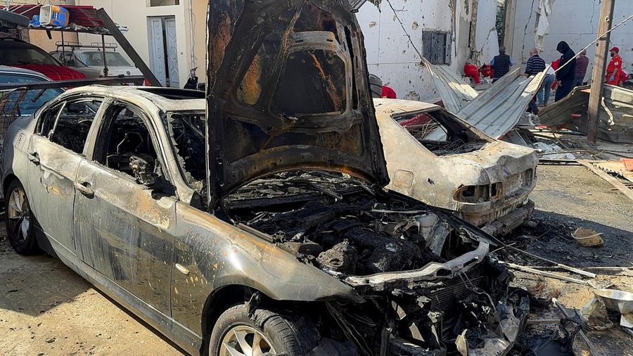 Masyarakat dan paramedis berkumpul di lokasi serangan Israel yang menewaskan beberapa orang kemarin malam, menurut Kementerian Kesehatan Lebanon, di dalam kamp pengungsi Palestina Ain al-Hilweh di kota selatan Sidon, Lebanon, 19 November 2025. (REUTERS/Ali Hankir)