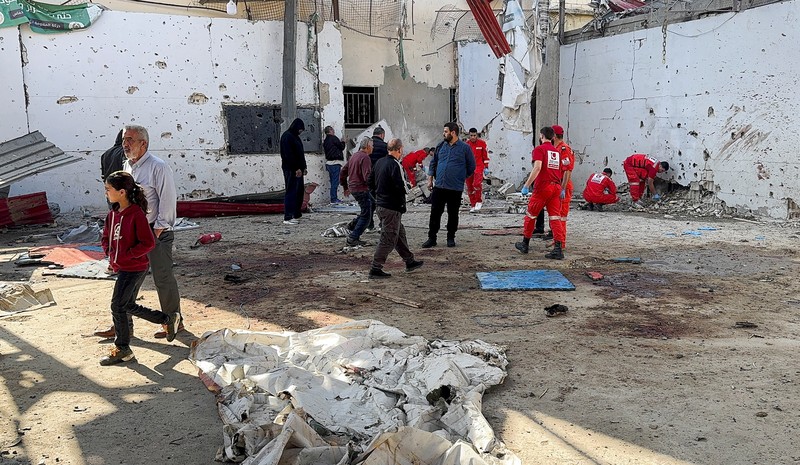 Masyarakat dan paramedis berkumpul di lokasi serangan Israel yang menewaskan beberapa orang kemarin malam, menurut Kementerian Kesehatan Lebanon, di dalam kamp pengungsi Palestina Ain al-Hilweh di kota selatan Sidon, Lebanon, 19 November 2025. (REUTERS/Ali Hankir)