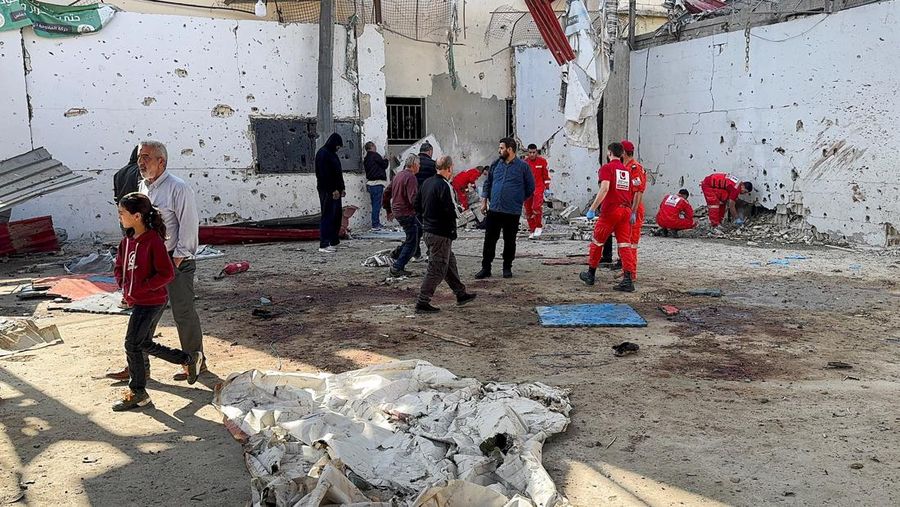 Masyarakat dan paramedis berkumpul di lokasi serangan Israel yang menewaskan beberapa orang kemarin malam, menurut Kementerian Kesehatan Lebanon, di dalam kamp pengungsi Palestina Ain al-Hilweh di kota selatan Sidon, Lebanon, 19 November 2025. (REUTERS/Ali Hankir)