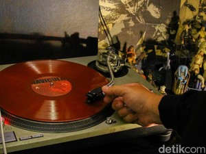 Video: Ikutin Kita Lihat-lihat Koleksi Vinyl di Pasar Santa Yuk Guys!
