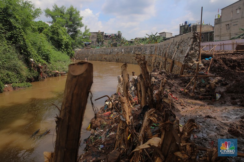 Pekerja mengerjakan proyek pembangunan tanggul dan pintu air Kali Krukut di kawasan Cilandak Timur, Jakarta, Rabu (19/11/2025).  (CNBC Indonesia/Faisal Rahman)