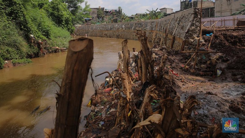 Pekerja mengerjakan proyek pembangunan tanggul dan pintu air Kali Krukut di kawasan Cilandak Timur, Jakarta, Rabu (19/11/2025).  (CNBC Indonesia/Faisal Rahman)