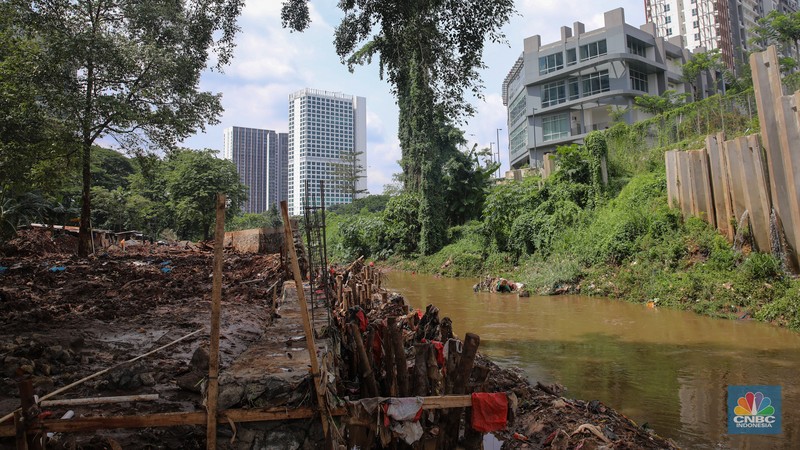 Pekerja mengerjakan proyek pembangunan tanggul dan pintu air Kali Krukut di kawasan Cilandak Timur, Jakarta, Rabu (19/11/2025).  (CNBC Indonesia/Faisal Rahman)
