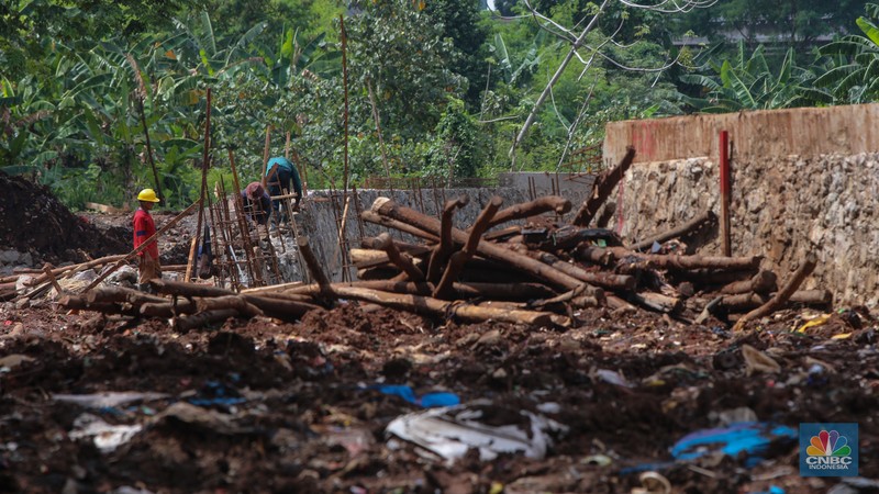 Pekerja mengerjakan proyek pembangunan tanggul dan pintu air Kali Krukut di kawasan Cilandak Timur, Jakarta, Rabu (19/11/2025).  (CNBC Indonesia/Faisal Rahman)