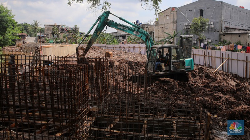 Pekerja mengerjakan proyek pembangunan tanggul dan pintu air Kali Krukut di kawasan Cilandak Timur, Jakarta, Rabu (19/11/2025).  (CNBC Indonesia/Faisal Rahman)