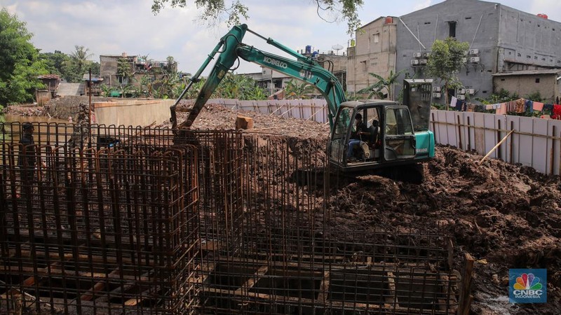 Pekerja mengerjakan proyek pembangunan tanggul dan pintu air Kali Krukut di kawasan Cilandak Timur, Jakarta, Rabu (19/11/2025).  (CNBC Indonesia/Faisal Rahman)