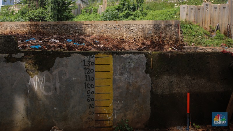 Pekerja mengerjakan proyek pembangunan tanggul dan pintu air Kali Krukut di kawasan Cilandak Timur, Jakarta, Rabu (19/11/2025).  (CNBC Indonesia/Faisal Rahman)