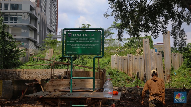 Pekerja mengerjakan proyek pembangunan tanggul dan pintu air Kali Krukut di kawasan Cilandak Timur, Jakarta, Rabu (19/11/2025).  (CNBC Indonesia/Faisal Rahman)