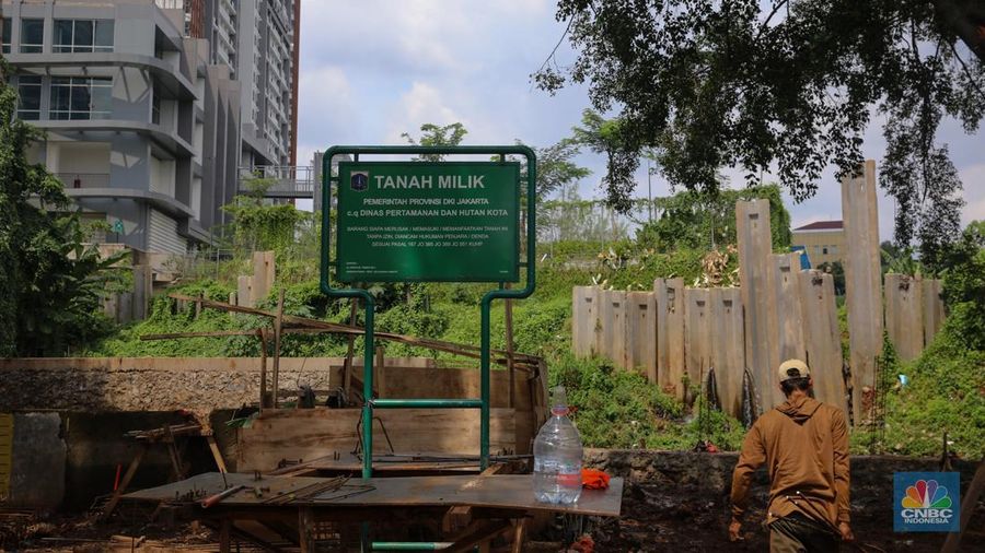 Pekerja mengerjakan proyek pembangunan tanggul dan pintu air Kali Krukut di kawasan Cilandak Timur, Jakarta, Rabu (19/11/2025).  (CNBC Indonesia/Faisal Rahman)