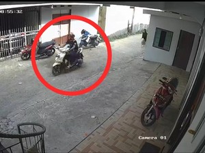 Video: Rekaman CCTV Jambret Gasak Dompet Emak-emak di Mamuju